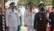 Permalink to BUPATI DAN WAKIL BUPATI OKU SELATAN  TABUR BUNGA DIMAKAN PAHLAWAN