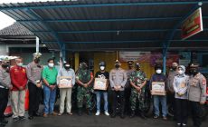 Permalink to Kapolres Blitar, AKBP Adhitya Panji Anom, S.I.K, Memberikan Bantuan sosial {Bansos} Sembako