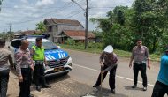 Permalink to Satlantas Polres Waykanan,Tambal Jalan Berlubang,Guna Antisipasi Terjadinya Kecelakaan Lalu Lintas