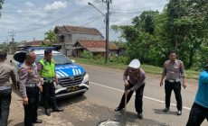 Permalink to Satlantas Polres Waykanan,Tambal Jalan Berlubang,Guna Antisipasi Terjadinya Kecelakaan Lalu Lintas