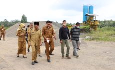 Permalink to Usai Meninjau Perbaikan Jalan Di Muba , Pj Bupati Apriyadi Mampir Mengecek Batching Plant Milik Warga