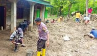 Permalink to Bhabinkamtibmas Polres Belu Gotong Royong Bersihkan Rumah Warga Terdampak Banjir