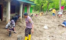 Permalink to Bhabinkamtibmas Polres Belu Gotong Royong Bersihkan Rumah Warga Terdampak Banjir