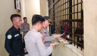 Permalink to Waka Polres Pagar Alam Memberikan Buku Tuntunan Agama Pada Para Tahanan