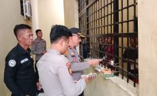 Permalink to Waka Polres Pagar Alam Memberikan Buku Tuntunan Agama Pada Para Tahanan