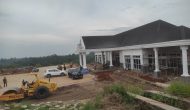 Permalink to Diduga Kontraktor Tak Bisa Selesaikan Pembangunan Rumah Dinas Sesuai Jadwal, Bupati Dendi dan Rombongan Datangi Lokasi Rumah Dinas