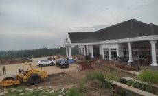 Permalink to Diduga Kontraktor Tak Bisa Selesaikan Pembangunan Rumah Dinas Sesuai Jadwal, Bupati Dendi dan Rombongan Datangi Lokasi Rumah Dinas