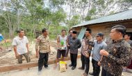 Permalink to Weekend, Pj Bupati Apriyadi Sambangi Warga Sungai Keruh Yang Mendapat Program Bedah Rumah