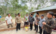 Permalink to Weekend, Pj Bupati Apriyadi Sambangi Warga Sungai Keruh Yang Mendapat Program Bedah Rumah