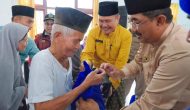 Permalink to Berikan Bantuan untuk Lansia dan Penyandang Disabilitas, Bupati Anwar Sadat Sambangi Sebrang Kota