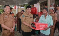 Permalink to Kunjungi Korban Banjir di Betara, Anwar Sadat Salurkan Bantuan