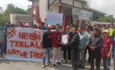 Permalink to Aliansi Pemuda Peduli Demokrasi gelar aksi di DPRD OKUS , Minta Komisioner KPU OKU Selatan untuk Diberhentikan