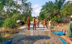 Permalink to PEMERINTAH DESA WONO SARI GENCAR MEMBANGUN JALAN DESA YANG SELALU DI IMPIKAN MASYARAKAT SETEMPAT