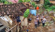 Permalink to Pasutri di Gedong Air Tewas Tertimbun Tembok Runtuh saat Hujan Deras