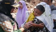 Permalink to Walikota Eva Akan Bangunkan Rumah dan Berikan Rp. 200 juta biaya Pendidikan Anak Korban Longsor di Gedong Air