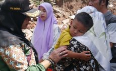 Permalink to Walikota Eva Akan Bangunkan Rumah dan Berikan Rp. 200 juta biaya Pendidikan Anak Korban Longsor di Gedong Air