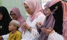 Permalink to Ketua TP PKK Sumsel Feby Deru Bersama Pengajian EECM Santuni 40 Anak Yatim