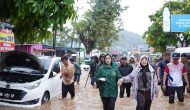 Permalink to Walikota Bandar Lampung Eva Dwiana Meninjau Lokasi Terdampak Banjir di Kecamatan Panjang