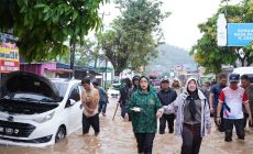 Permalink to Walikota Bandar Lampung Eva Dwiana Meninjau Lokasi Terdampak Banjir di Kecamatan Panjang
