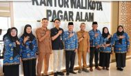 Permalink to Asisten III Setdako Pagar Alam Serahkan Piagam Penghargaan dan Kartu Pensiun ASN