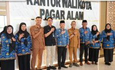 Permalink to Asisten III Setdako Pagar Alam Serahkan Piagam Penghargaan dan Kartu Pensiun ASN