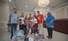Permalink to Aksi Viral Raihan Panjat Tiang Bendera, Gubernur Mirza Beri Hadiah Sepeda hingga Tabungan