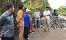 Permalink to Demi Keselamatan dan Kelancaran Berkendara Masyarakat, Bupati Anwar Sadat Gerak Cepat Perbaiki Jalan yang Rusak
