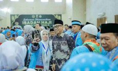 Permalink to Gubernur Mirza dan Wagub Jihan Lepas Keberangkatan Jemaah Haji Kloter 7 Asal Bandarlampung