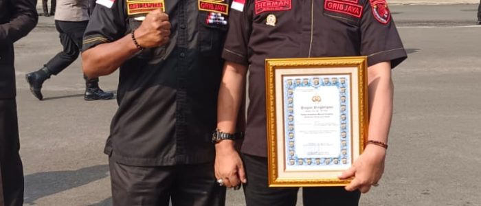 Polda Lampung Berikan Piagam Penghargaan kepada Sekda DPD Grib Jaya Provinsi Lampung Herman atas Dedikasi sebagai Sabuk Kamtibmas Polda Lampung Berikan Piagam Penghargaan kepada Sekda DPD Grib Jaya Provinsi Lampung Herman atas Dedikasi sebagai Sabuk Kamtibmas