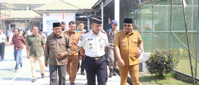 Gandeng Lapas Kelas IIB Kuala Tungkal, Bupati Anwar Sadat Serahkan Bantuan Bedah Rumah dan Hadiri Panen Raya di Bram Itam Gandeng Lapas Kelas IIB Kuala Tungkal, Bupati Anwar Sadat Serahkan Bantuan Bedah Rumah dan Hadiri Panen Raya di Bram Itam