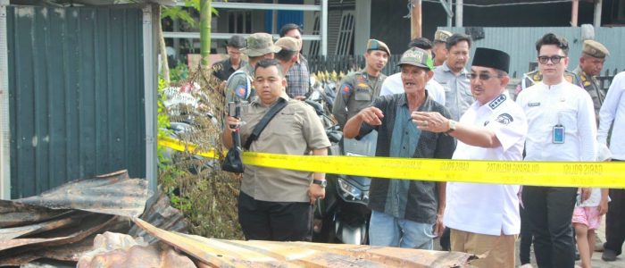 Gerak Cepat Tinjau Korban Kebakaran di Sungai Nibung, Bupati Anwar Sadat Pastikan Dokumen Penting yang Hangus akan Dibantu Proses Pengurusannya Gerak Cepat Tinjau Korban Kebakaran di Sungai Nibung, Bupati Anwar Sadat Pastikan Dokumen Penting yang Hangus akan Dibantu Proses Pengurusannya