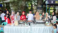 Ribuan Senyum Warnai Makan Bersama Gratis , Warga Apresiasi Kepedulian Bupati OKU Ribuan Senyum Warnai Makan Bersama Gratis , Warga Apresiasi Kepedulian Bupati OKU