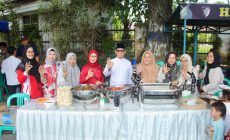 Permalink to Ribuan Senyum Warnai Makan Bersama Gratis , Warga Apresiasi Kepedulian Bupati OKU