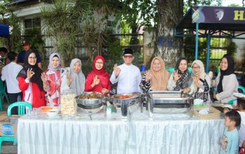 Permalink to Ribuan Senyum Warnai Makan Bersama Gratis , Warga Apresiasi Kepedulian Bupati OKU