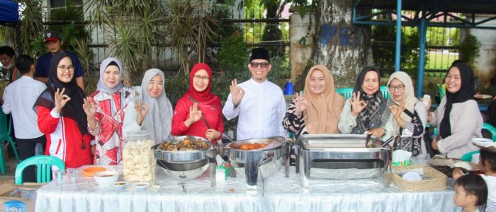 Ribuan Senyum Warnai Makan Bersama Gratis , Warga Apresiasi Kepedulian Bupati OKU Ribuan Senyum Warnai Makan Bersama Gratis , Warga Apresiasi Kepedulian Bupati OKU