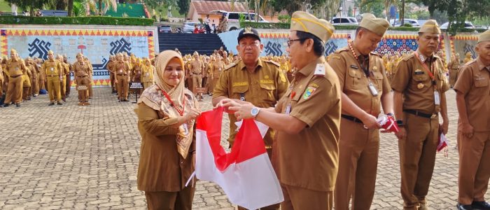 Sekda Tanggamus Pimpin Apel Pagi dan Pencanangan Gerakan Pembagian Bendera Merah Putih Tahun 2026