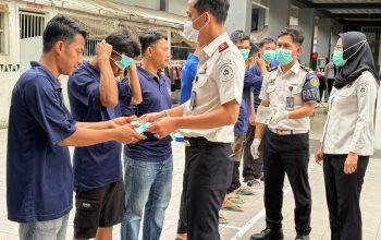 Permalink to Antisipasi Dampak Abu Vulkanik Gunung Anak Krakatau, Rutan Kota Agung Bagikan Masker kepada Warga Binaan