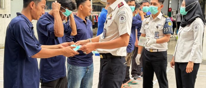 Antisipasi Dampak Abu Vulkanik Gunung Anak Krakatau, Rutan Kota Agung Bagikan Masker kepada Warga Binaan Antisipasi Dampak Abu Vulkanik Gunung Anak Krakatau, Rutan Kota Agung Bagikan Masker kepada Warga Binaan