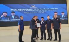 Permalink to Waketum Saan Mustopa Serahkan SK Pengurus DPW Nasdem Lampung ke Herman HN