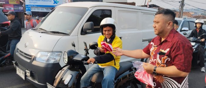 Pemprov Lampung Dorong Nasionalisme Lewat Gerakan Pembagian Bendera Merah Putih Pemprov Lampung Dorong Nasionalisme Lewat Gerakan Pembagian Bendera Merah Putih