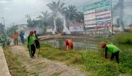Permalink to Kades Terpilih Desa Tanjung Mas Makmur Gotong Royong Membersihkan Halaman Kantor Desa