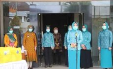 Permalink to Cegah Penyebaran Covid-19, Ketua TP.PKK Provinsi Riana Sari Arinal Bagikan Bantuan APD Di Jum’at Barokah