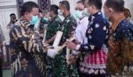 Permalink to Gubernur Serahkan Bantuan Tahap Awal APD dan Rapid Test untuk Penanganan Covid-19