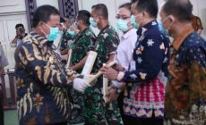 Gubernur Serahkan Bantuan Tahap Awal APD dan Rapid Test untuk Penanganan Covid-19