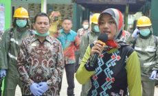 Permalink to Cegah Covid-19 di Sekolah, Wagub Nunik Pimpin Penyemprotan Disinfektan
