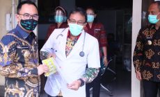 Permalink to Berikan FACE SHIELD Bupati Way Kanan H. Raden Adipati Surya SH MM Kunjungi Tiga Puskemas