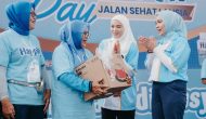 Purnama Wulan Sari Mirza Lepas Peserta Jalan Sehat Lansia, Ajak Wujudkan Lansia Sehat dan Bahagia Purnama Wulan Sari Mirza Lepas Peserta Jalan Sehat Lansia, Ajak Wujudkan Lansia Sehat dan Bahagia