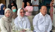 Permalink to Cagub Nomor urut 1, Arinal Djunaidi dan istri, Riana Sari mencoblos di  (TPS) 010 Kelurahan Sepang Jaya