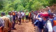 Permalink to Kapolsek Jabung kab.Malang Turun Langsung Bantu Warga Bersihkan Tanah Longsor