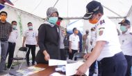 Permalink to Cegah Penyebaran Covid-19, Petugas di Posko Check Point Pelabuhan Bakauheni Periksa Kelengkapan Surat Calon Penumpang